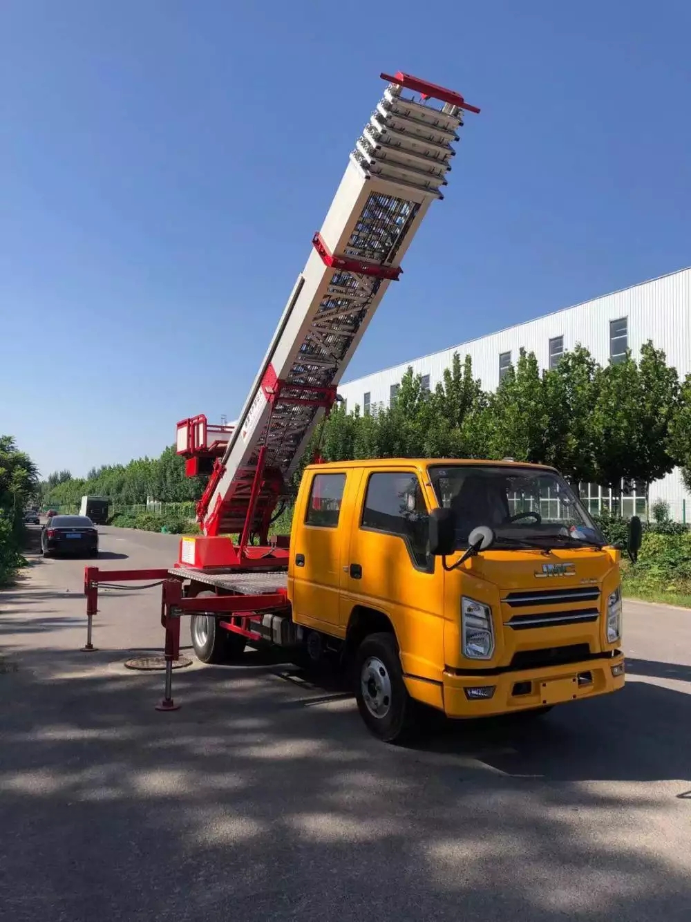 临城镇附近的云梯车出租服务：轻松解决高空作业需求